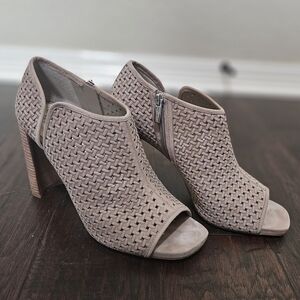 VINCE CAMUTO Women's Prisha Block-Heel Booties